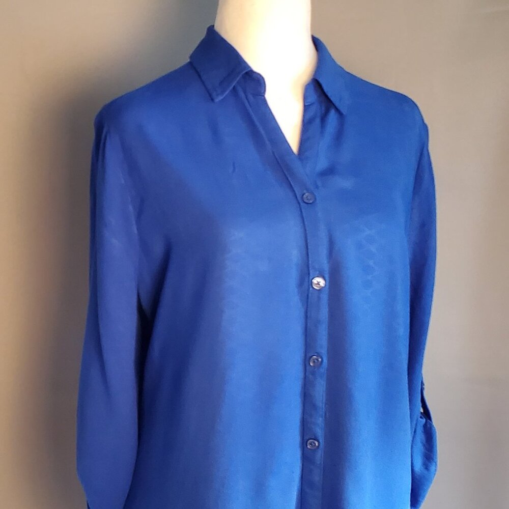 Chico’s Women’s Collared V-Neck Top Blue Roll Tab ¾ Length sleeves Size 1